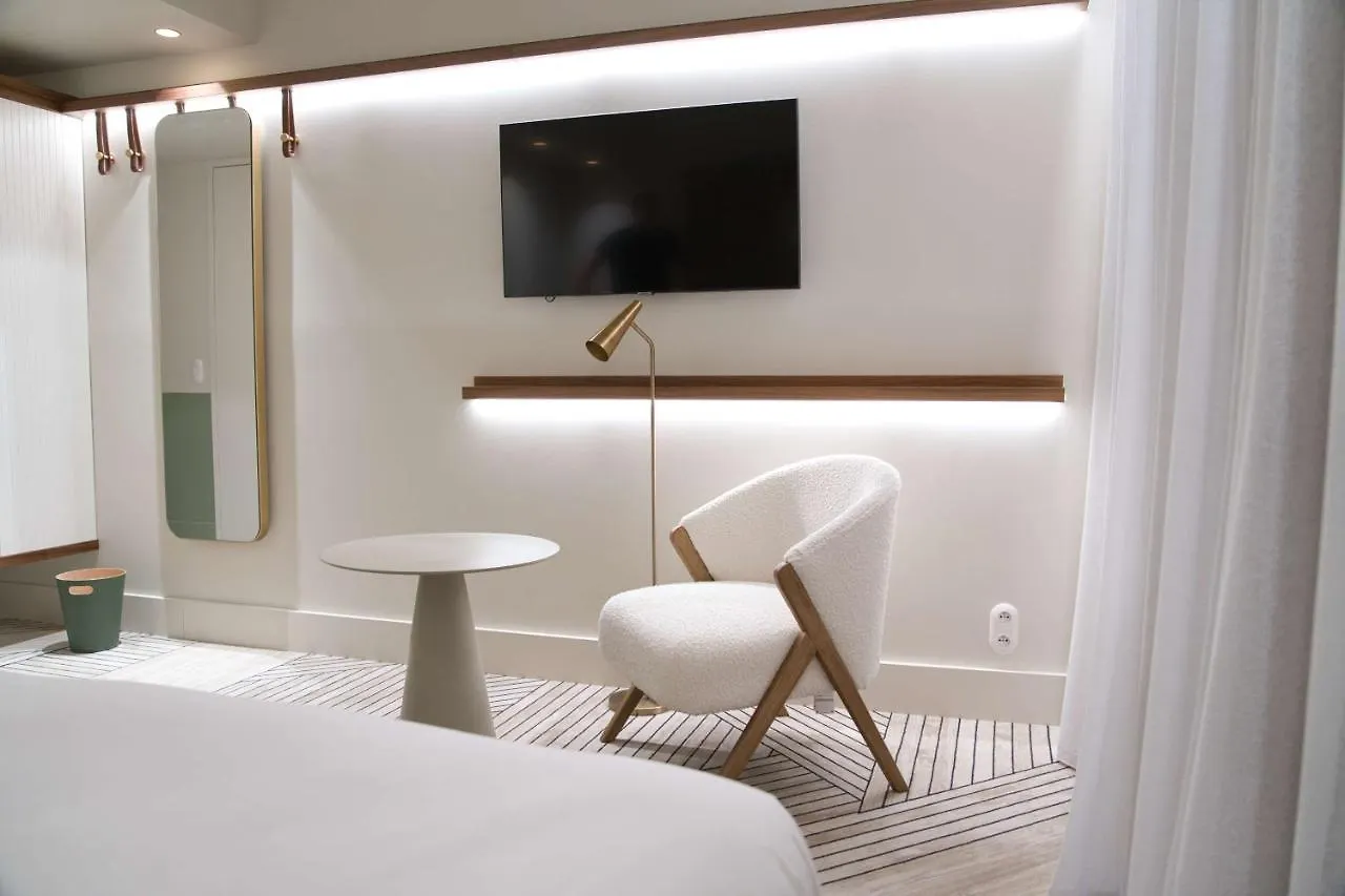 Yac Paris Clichy, A Member Of Radisson Individuals 4*