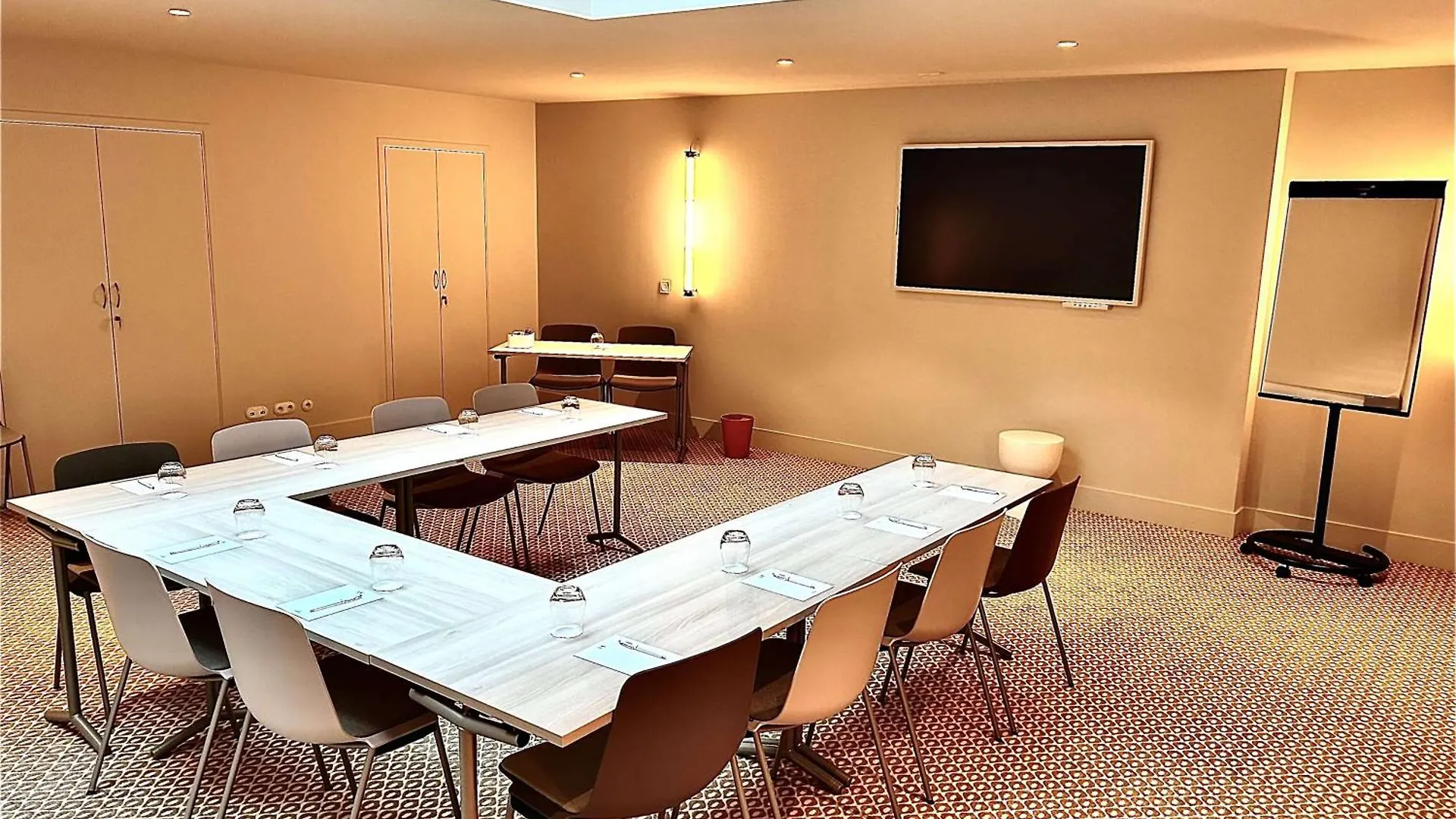 Yac Paris Clichy, A Member Of Radisson Individuals 4* Clichy