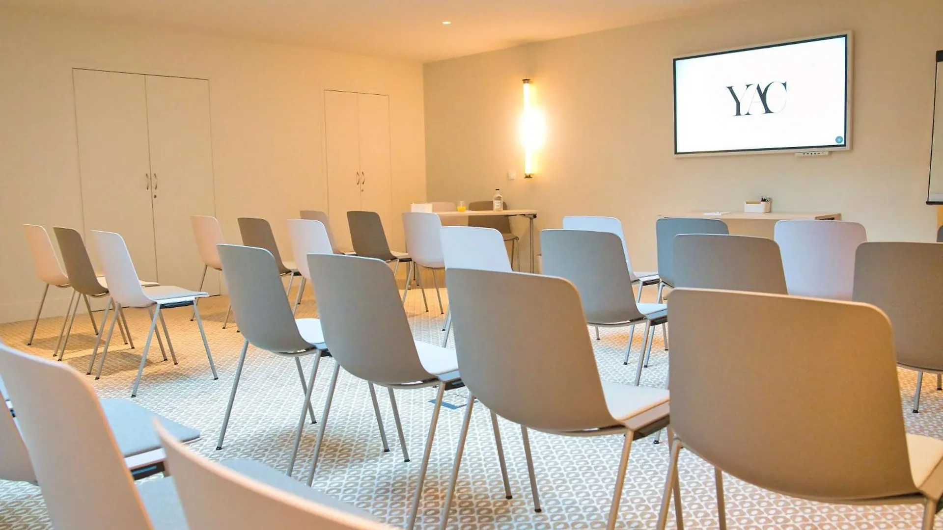 Yac Paris Clichy, A Member Of Radisson Individuals 4* Clichy